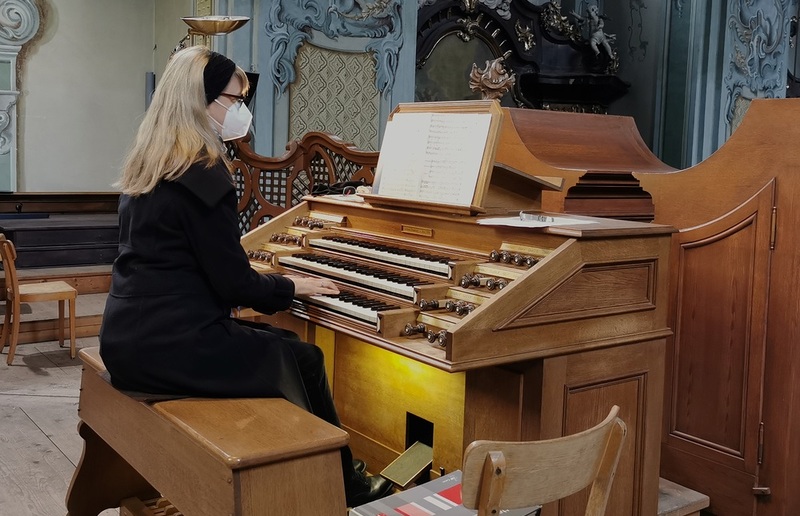 Miriam Ahrer / Dda_Design begleitet an der Orgel
