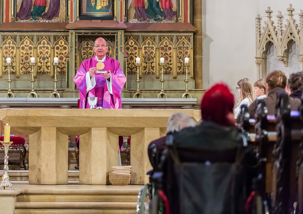 Gottesdienst / Sonntagsblatt, Gerd Neuhold Gottesdienst mit Priester am Altar