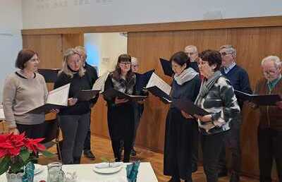 mit weihnachtlichen Liedern